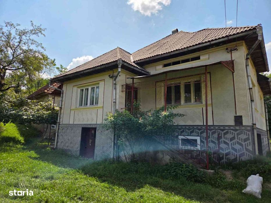 Casa de vanzare cu 4 camere si garaj