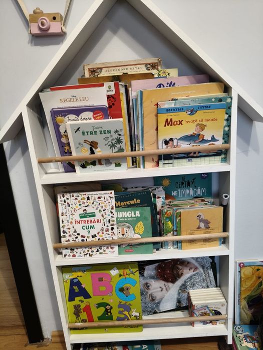 Biblioteca tip casuta Montessori