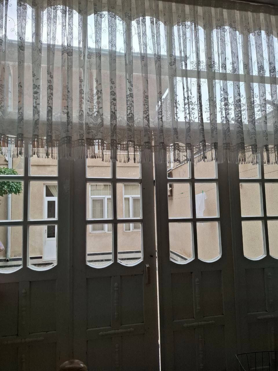 Sotiladi. Lyustra, gilam, plita, televizor osti va deraza, eshik
