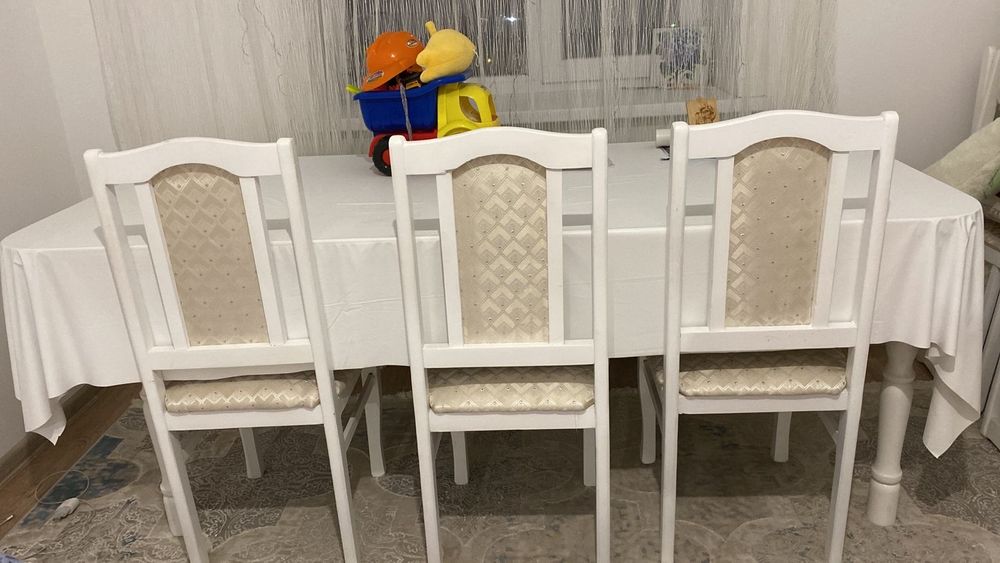 Продам  стол и 10 стульев