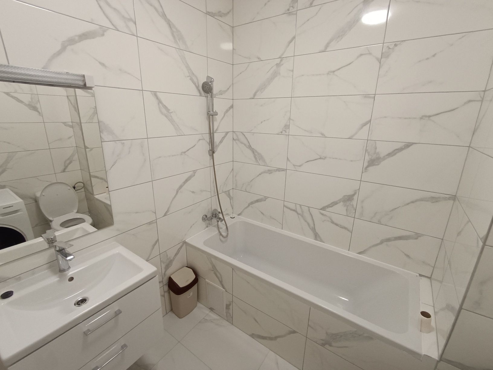 Apartament 2 camere, mobila, utilat, cu parcare, prima inchiriere