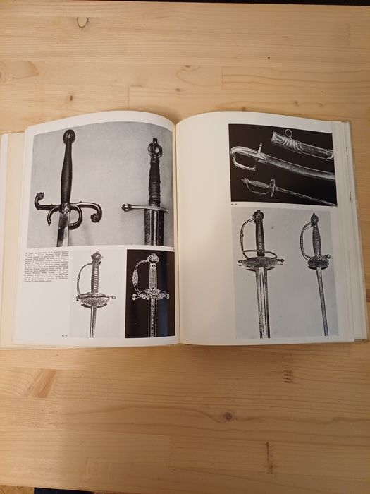 Arme in muzeele din Romania, Ed. Meridiane 1973