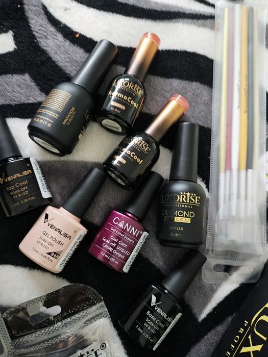 Vând freza, mini lampa, oje și top unghii