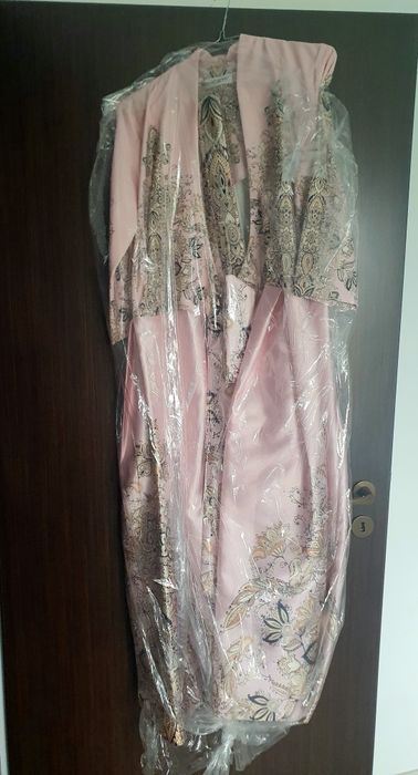 Rochie Eliza roz petrecuta din tafta imprimata