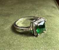 Сребърен пръстен със зелен камък