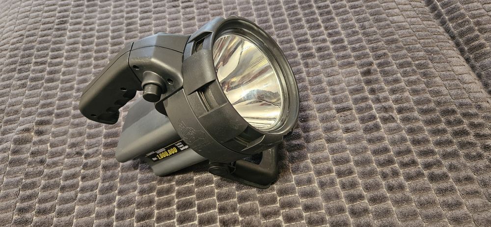 Lanterna puternică cu acumulator incorporat