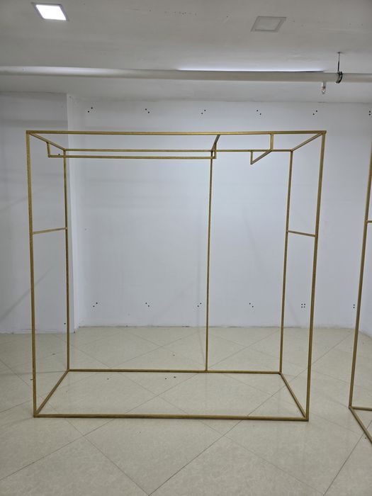 Металлические стойки-вешалки