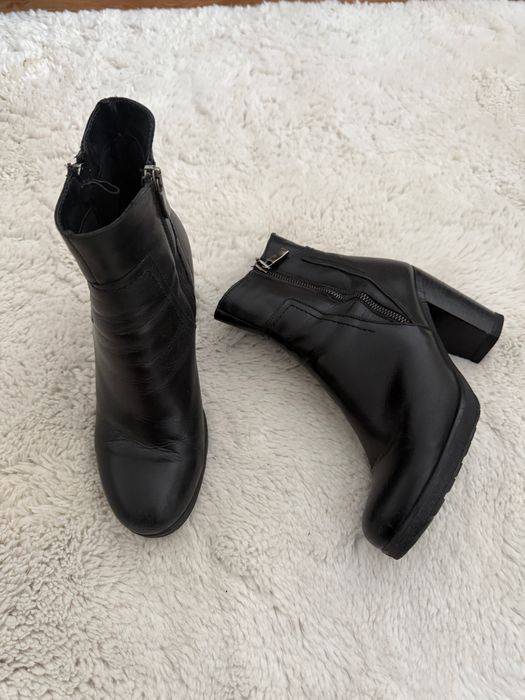 Ghete cu toc patrat negre