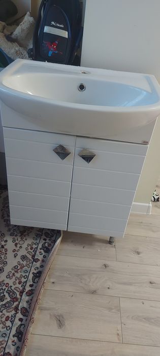 Продам тумбу раковину  белого цвета в отличном состояние