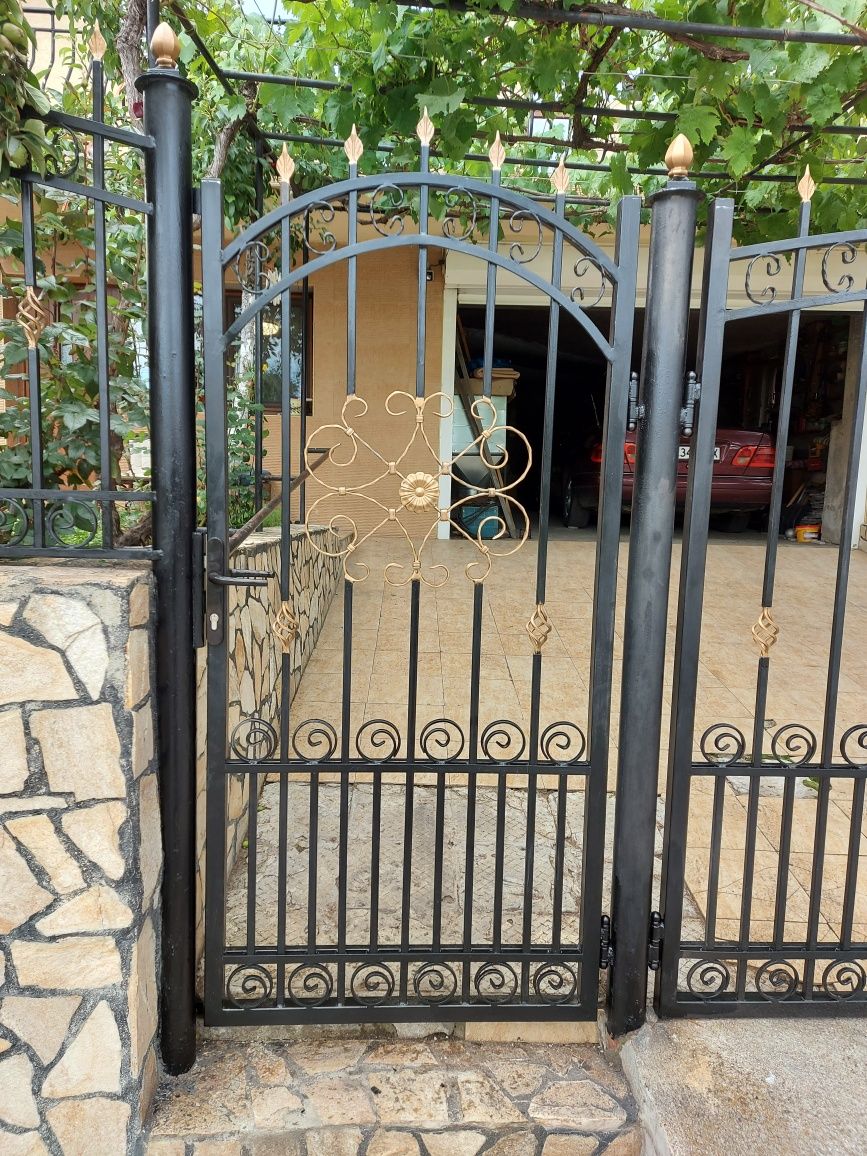 Метални огради и портални врати