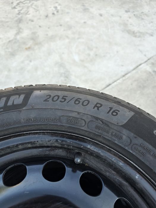 2 Броя 205/60/16 Michelin 6mm 23dot