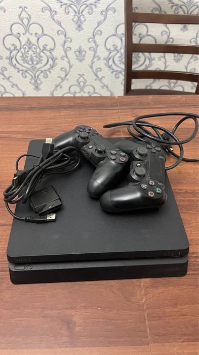 PlayStation 4 Slim 500GB + 2 джойстика + игры — идеальное состояние