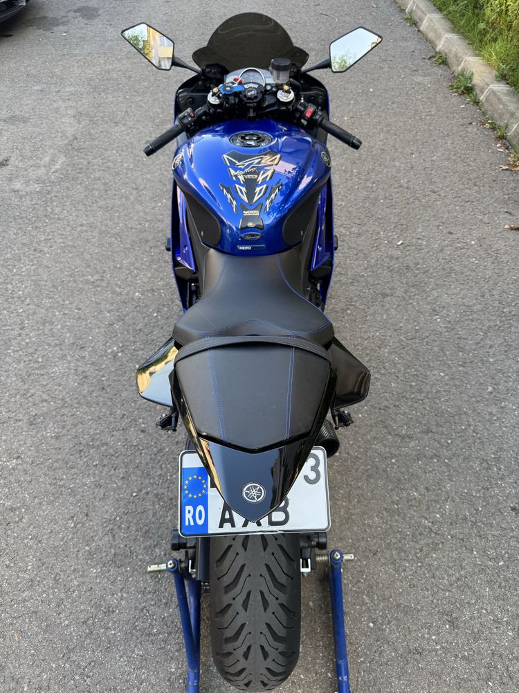 YAMAHA R6 (super sport)