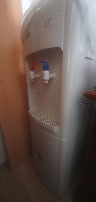 Dozator apa cu incinta frigorifica