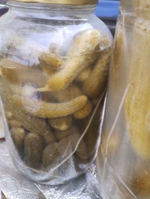 Borcane cu dulceață și muraturi