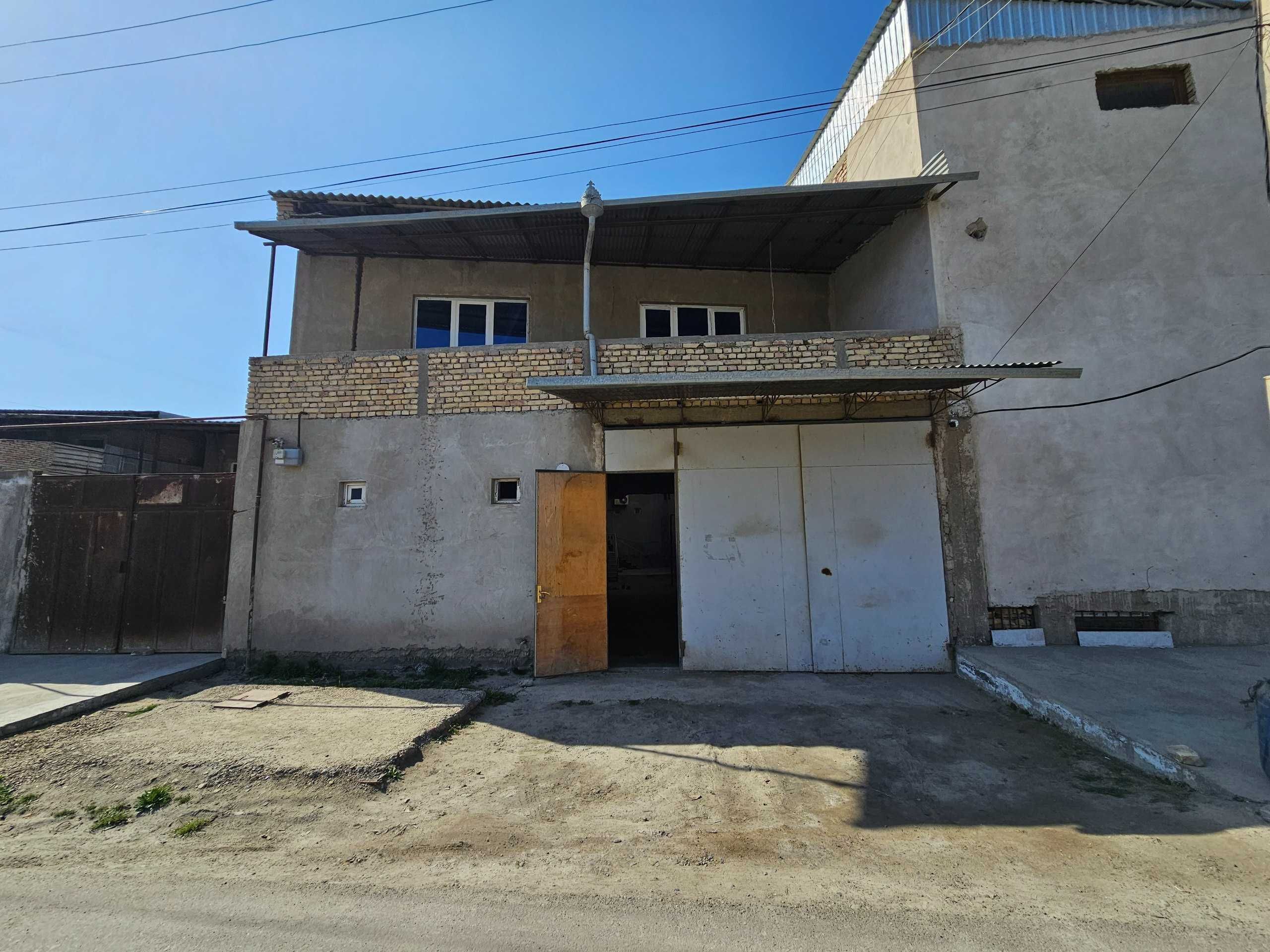 Noturar bino orqa hovlisi bilan sotiladi.