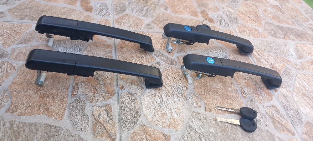 Продавам две предни е две задни дръжки за пасат 2