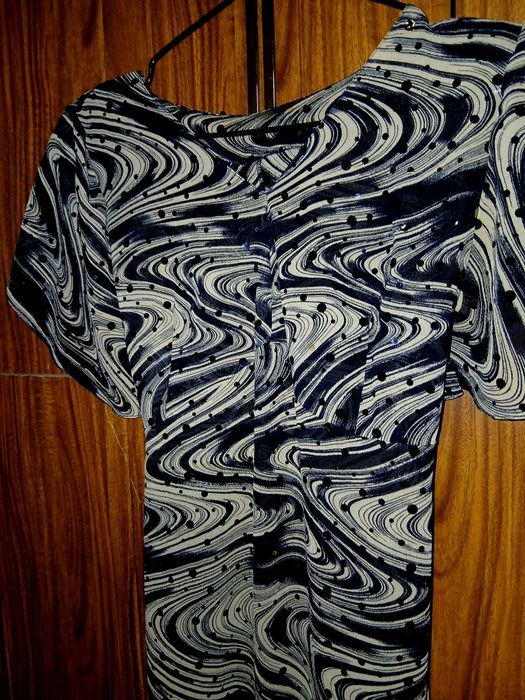 Продам задешего Вечернее платье с модным узортом новое