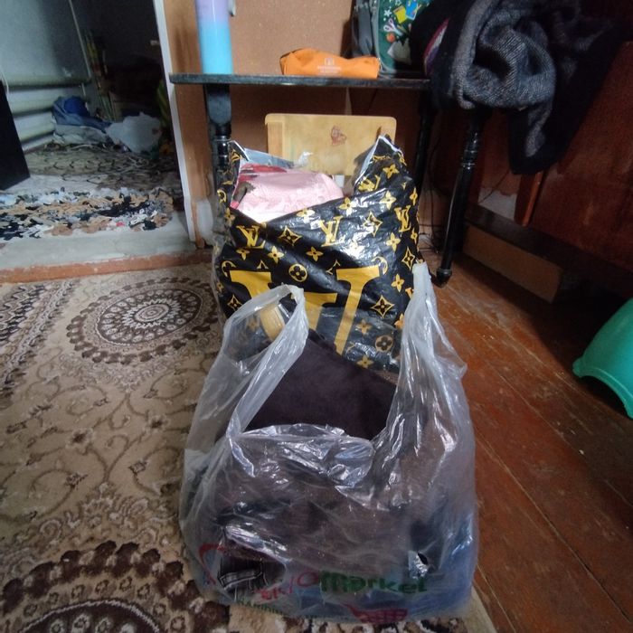 Болалар ва айоллар кийимлари хаммаси сотилади