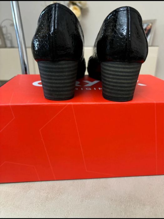 Pantofi din piele naturala lacuita, marime 36