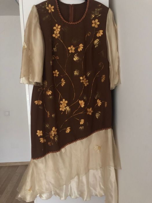 Rochie maro mărime 52-54 asimetrica cu fermoar spate