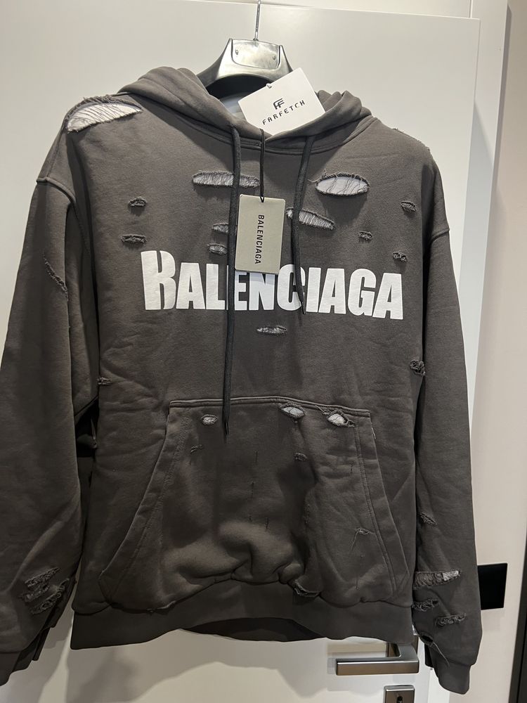 Суитчъри BALENCIAGA.Последен модел есен2022.Нови,налична по една серия