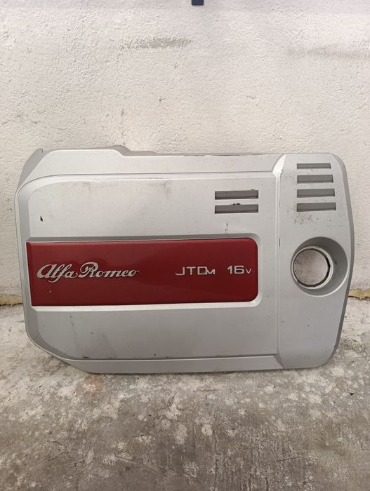 Капак двигател алфа Ромео 159 1.9