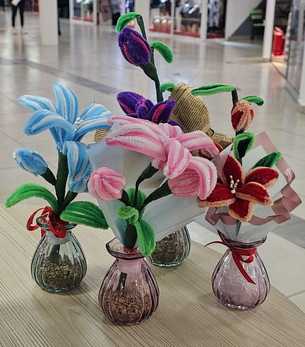Crini handmade în vază de sticlă