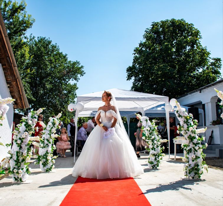 Vând rochie de mireasa, mărimea  s cu corset la spate.