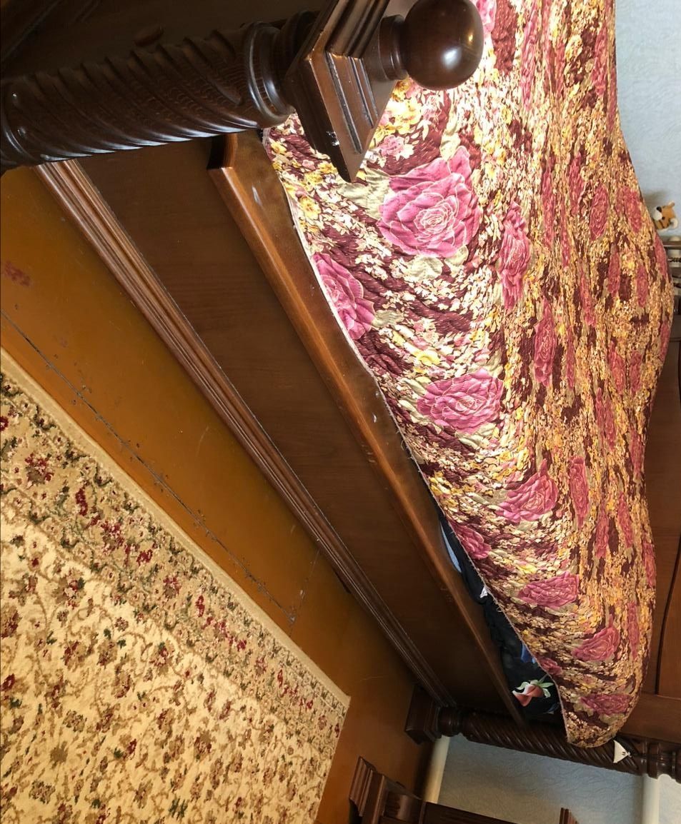 Продам кровать  двухспальную  деревянную