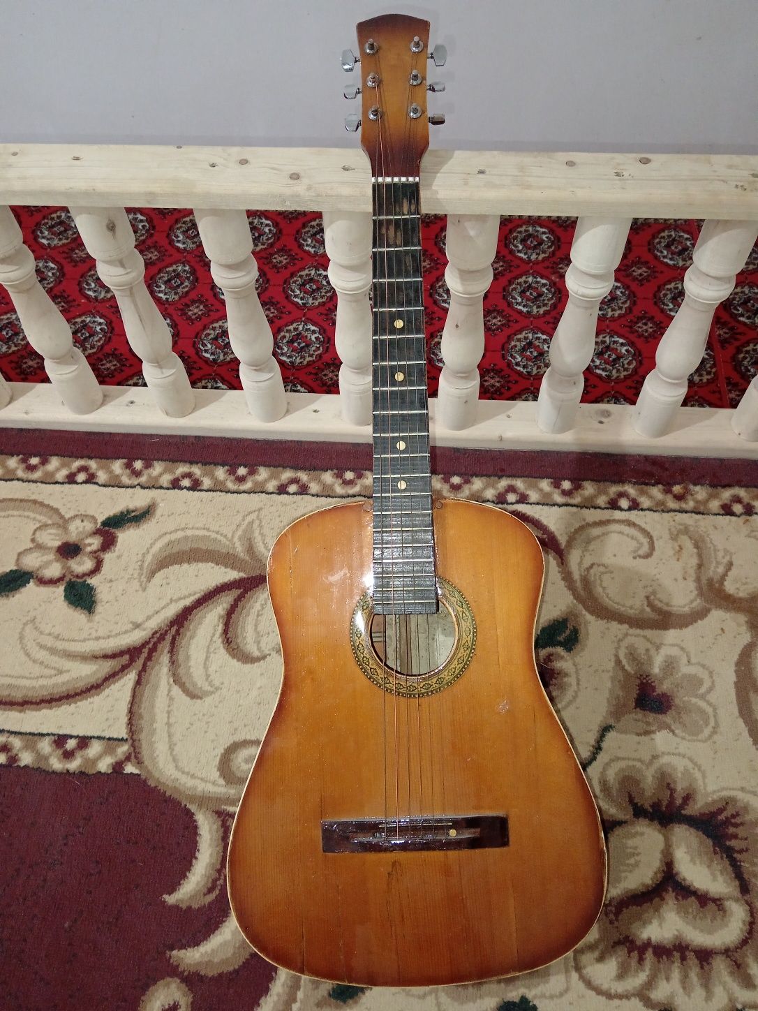 Gitara chalishga tayyor xolatda aybi yoq simlari quloqlari yangi qoyil