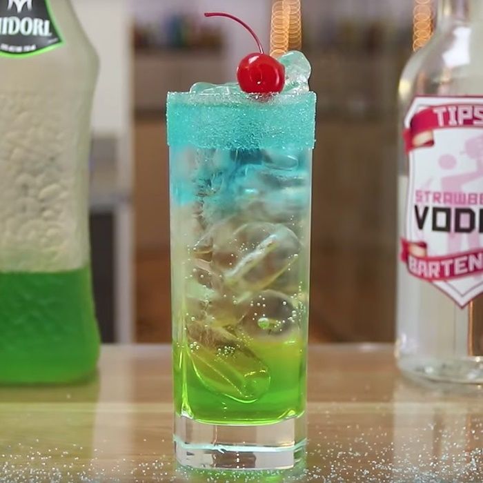 Barmani pentru evenimente. Bar mobil. Open bar. Tort de shoturi, etc.