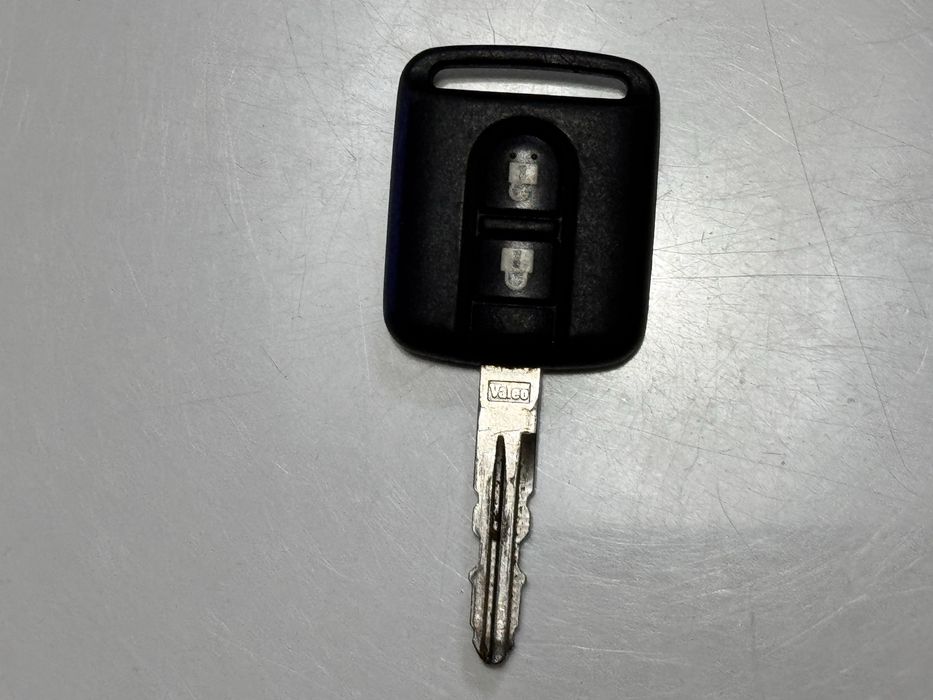 Оригинален ключ за Nissan с 2бутона с платка различни модели