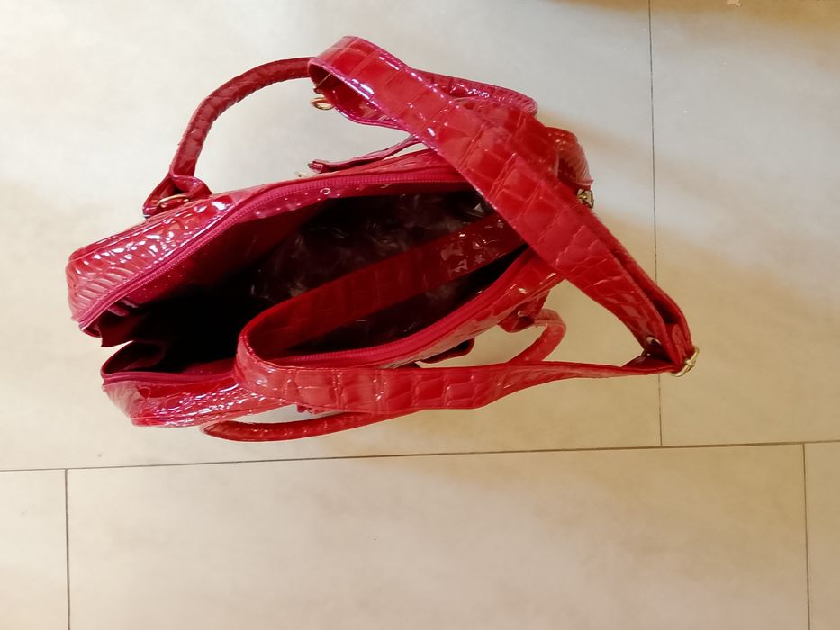 Дамска чанта ,червен лак