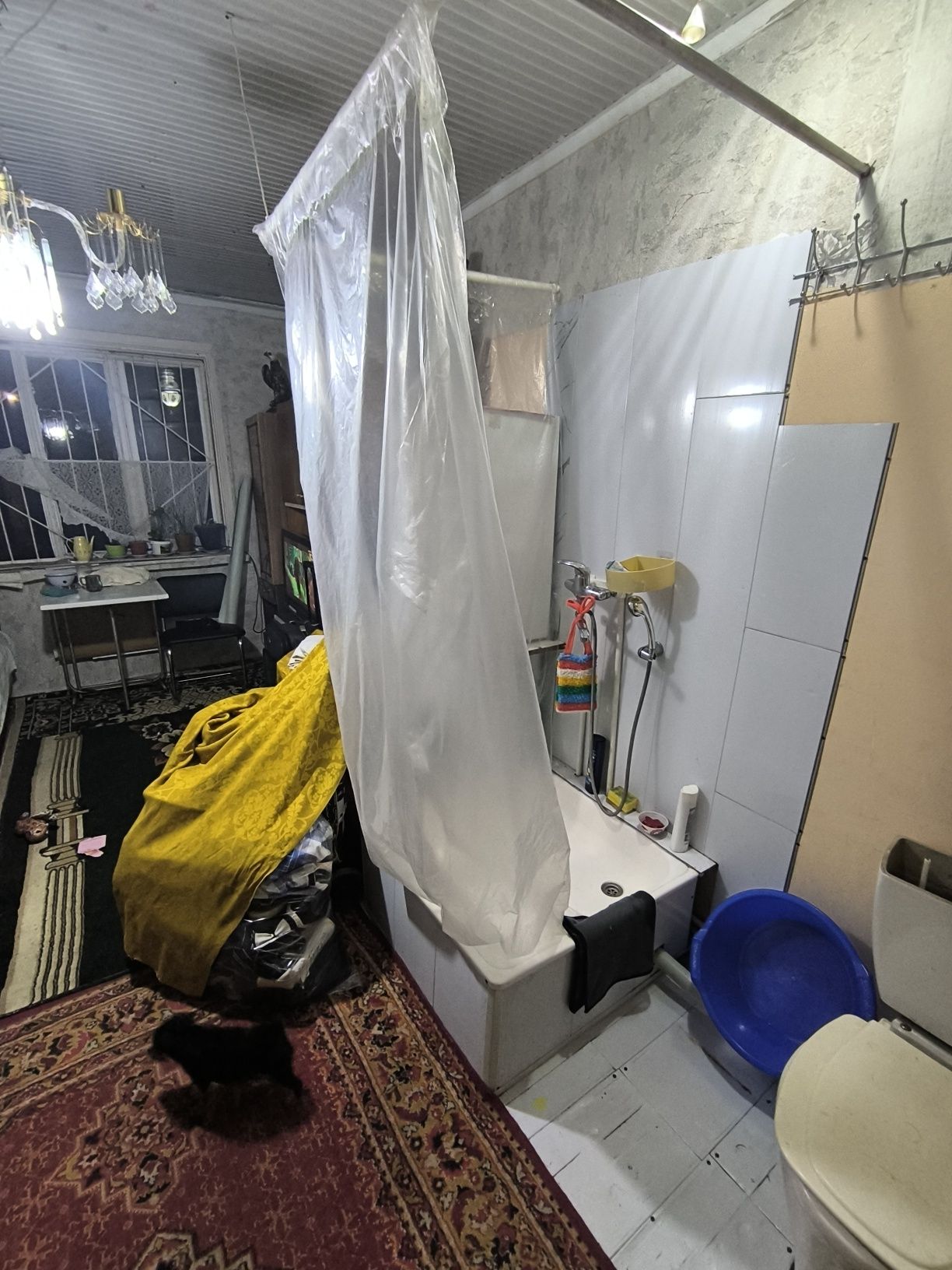 Комната в бывшем общежитии. В деревянном доме санузел свой . Не торец