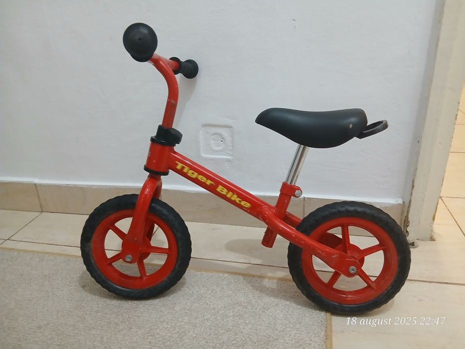 Vând bicicleta de echilibru
