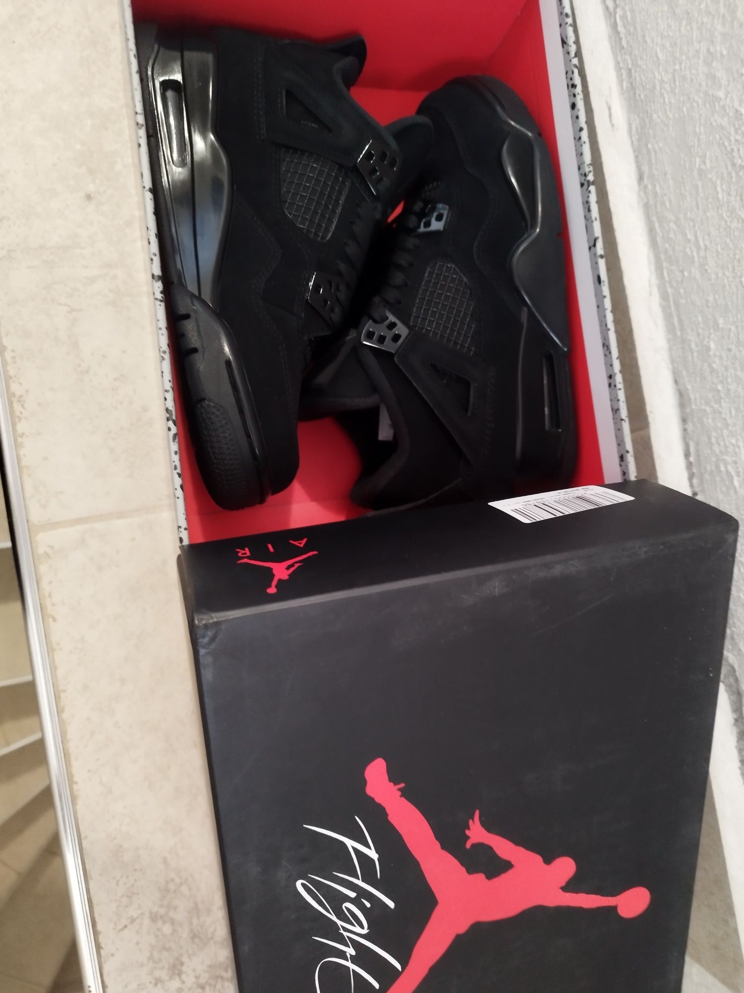 Чисто нови маратонки AIR JORDAN RETRO