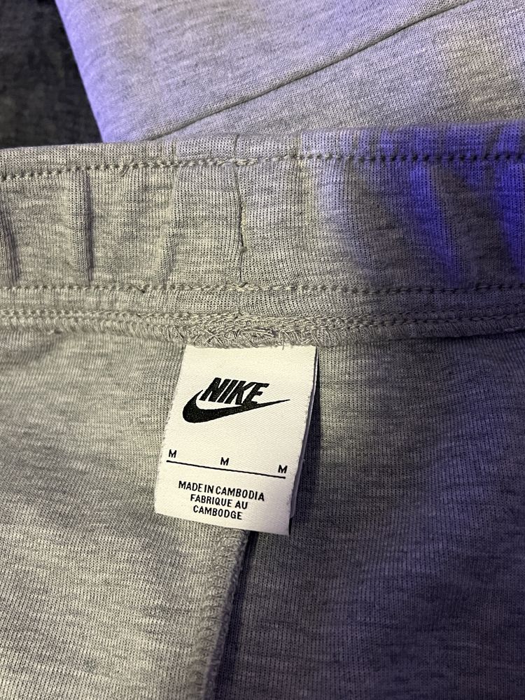 Pantaloni Nike Tech