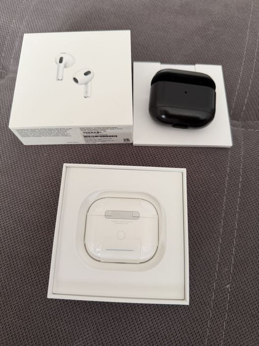 Airpods 3 - работи само кутията
