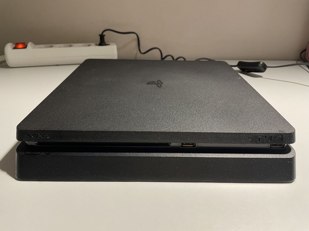 PS4 slim с 2 джостиками и 10 играми