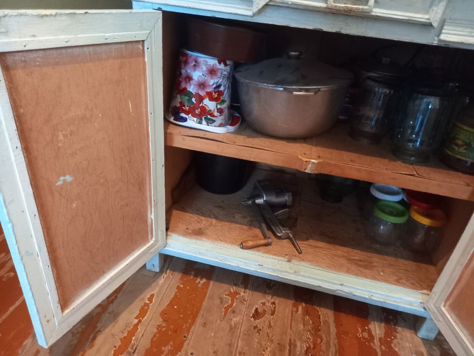 Продаётся кухонный стол, в рабочем состоянии. Размеры 1,2 × 0,7.