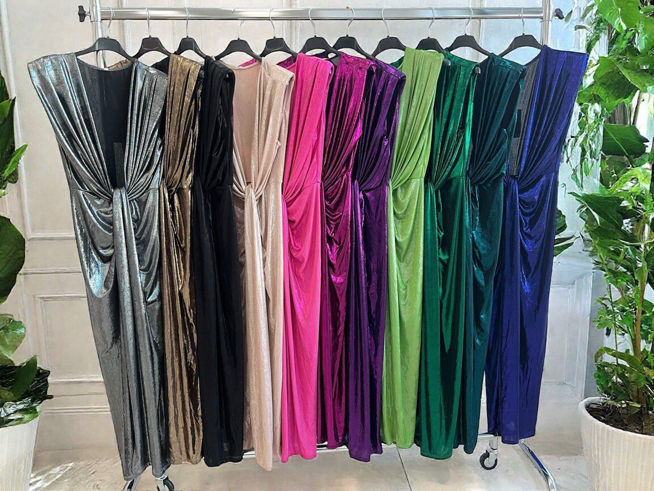 Rochie superbă, disponibilă pe mai multe culori ,material sidefat