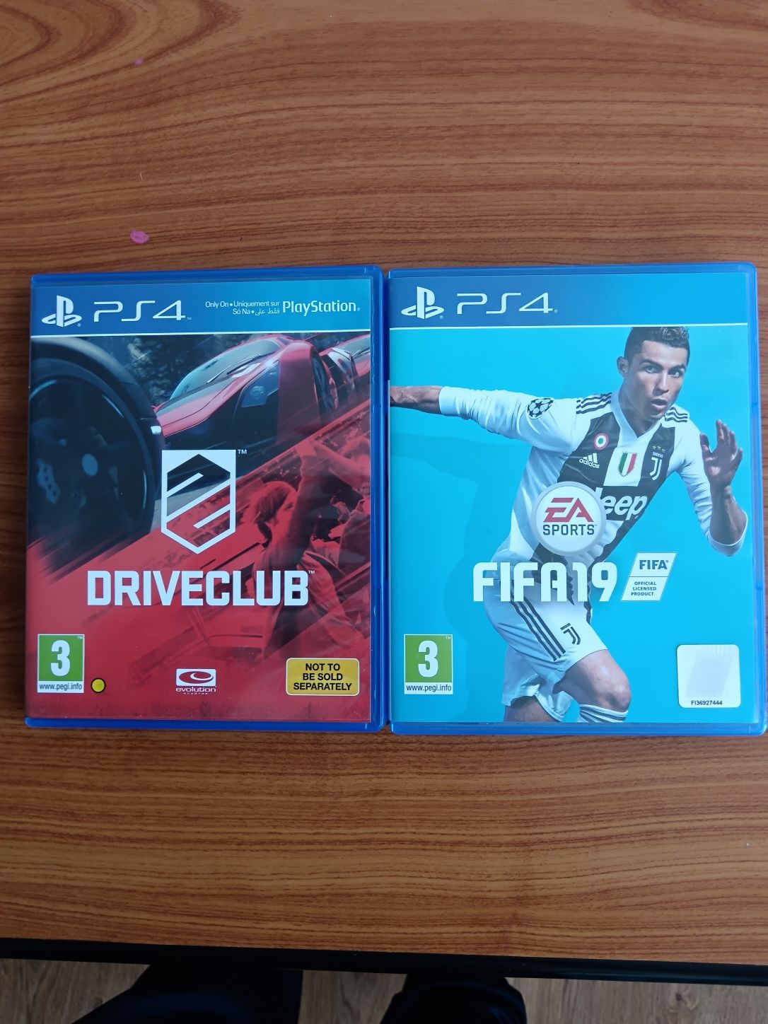 Vând două jocuri PS4, sunt noi nu prezintă zgârieturi deloc.