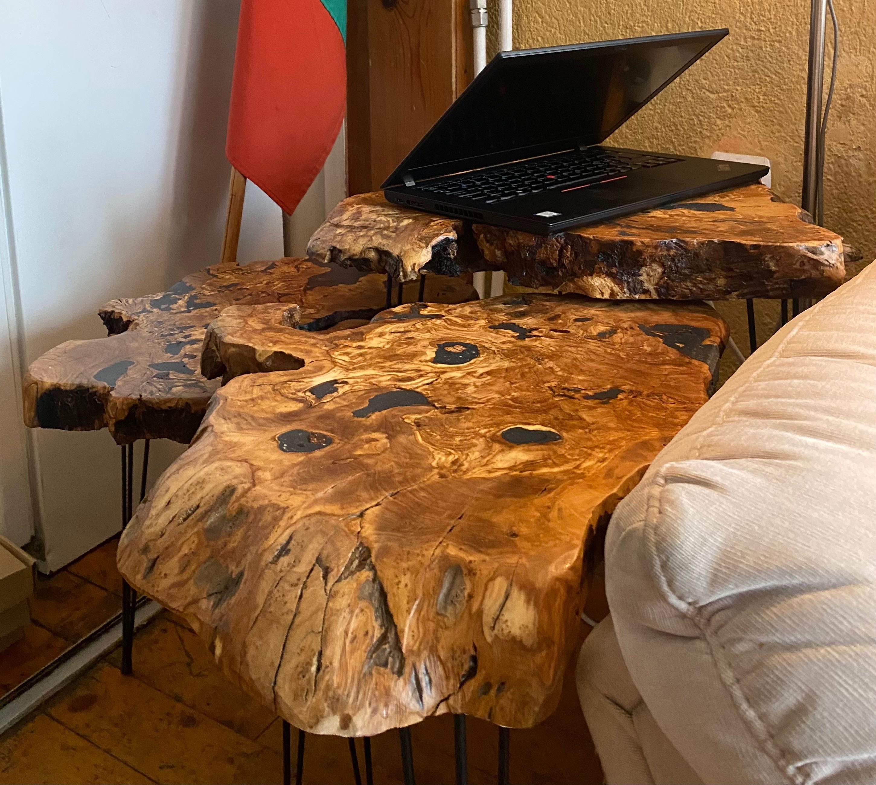 Уникална дизайнерска холна маса от дърво и смола.