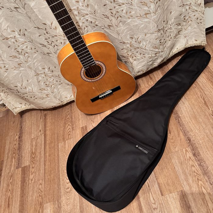 Гитара с чехлом