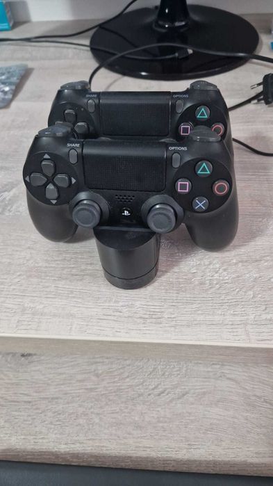 PS4 Slim + 2 Controllere + statie de incarcare