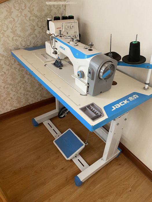 Продам швейную машину Jac 4 в отличном состоянии,оверлок Janome,стол с