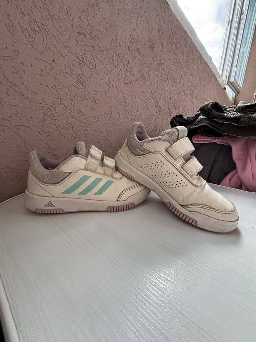 Бежови  маратонки adidas