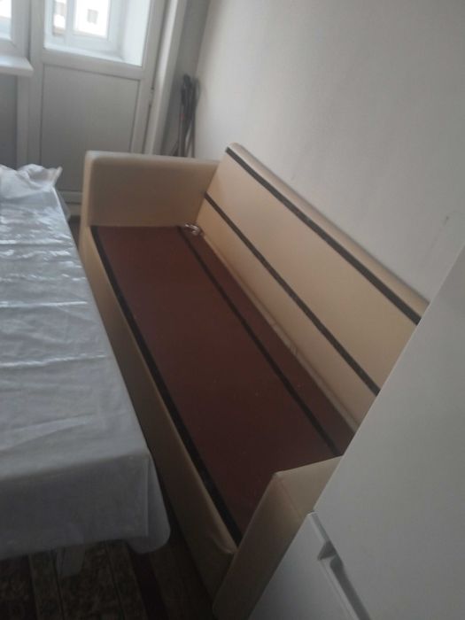 Диван кожаный можно для офиса также для дома