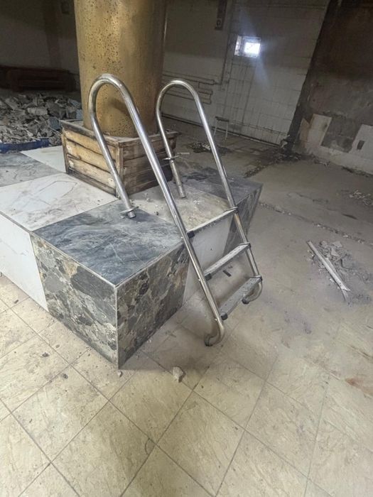 Продам Лестница для бассейна.